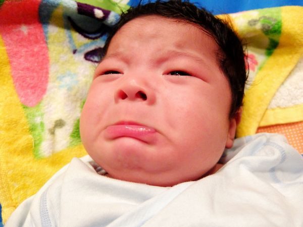 突発性発疹で顔を真っ赤にして泣く赤ちゃん
