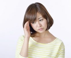 熱中症による頭痛に悩む女性