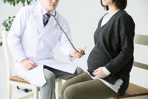 妊婦を診察する医師