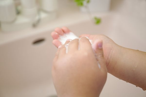 手洗いをする子供の手