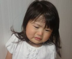 手足口病の症状で泣く子供