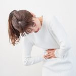 右の脇腹が痛い時の原因6つ！押すと痛みが出る病気は？