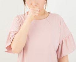 咳喘息の治し方に悩む女性